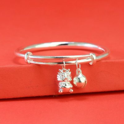 lắc chân trẻ sơ sinh
