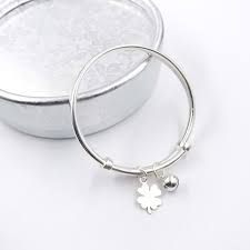 lắc chân trẻ sơ sinh