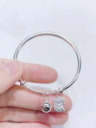 lắc chân trẻ sơ sinh